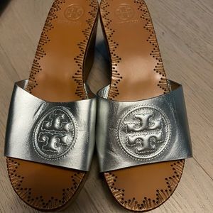 Tory Burch Leather Metallic Silver Wedge Sandals Size 9